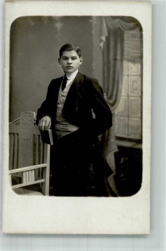 01844 O8355 Neustadt , Sachs Foto AK Portrait eines jungen Mannes Ort lt. Fotograf Alwin Teich