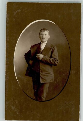 84347 W8340 Pfarrkirchen , Niederbay Privatfoto AK Portrait eines jungen Mannes mit Zigarette Passepartout Ort handschriftlich