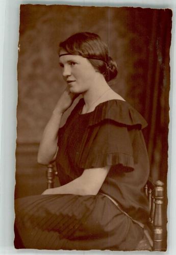 06493 O4303 Ballenstedt Foto AK Portrait einer jungen Frau Ort lt. Fotograf Bernhard