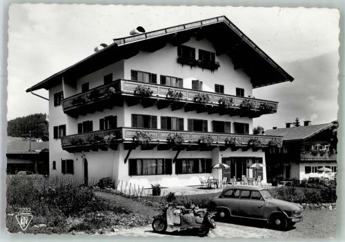 6370 Kitzbühel Foto AK Auto Motorroller Pension Haus Toni Sailer