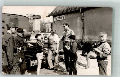 68519 W6806 Viernheim Privatfoto AK Technisches Hilfswerk Verpflegungsausgabe Gruppenbild