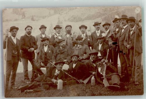 Gruppenfoto Gewehre Schießscheibe Bierkrüge Schützen
