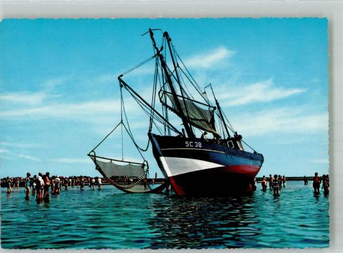 Badegäste umringen auf Sand gesetzten Fischkutter Fischerboot Foto AK