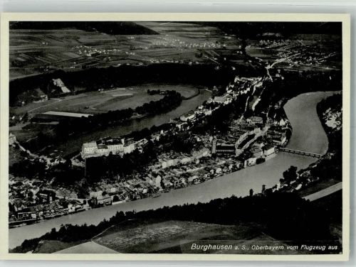 84489 W8263 Burghausen , Salzach 1939 Foto AK Fliegeraufnahme des Ortes mit Kirche St. Jakob und Burg Burghausen