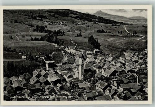 87484 W8964 Nesselwang 1941 Foto AK Fliegeraufnahme des Ortes mit Kirche St. Andreas