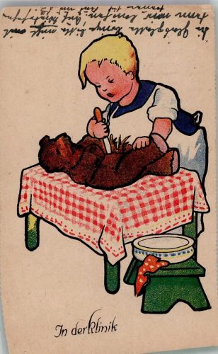 Kind schneidet seinen Teddybär auf Künstlerkarte Teddy 1922 Gebrauchsspuren