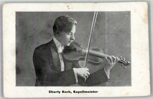 Portrait von Charly Koch mit Geige Reißnagelloch Dirigent Gebrauchsspuren