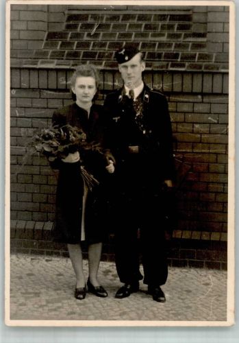 W1000 Wilmersdorf Junger Panzermann in Uniform mit seiner Liebsten Ort lt. Fotograf Soldatenliebe WK II Foto AK