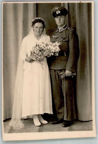 W7880 Bad Säckingen Landser in Uniform mit seiner Braut Hochzeit Ort lt. Fotograf Engelhardt Soldatenliebe WK II Foto AK
