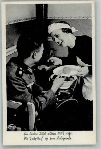 Landser bekommt sein Leibgericht serviert Fotograf Debschitz Soldatenliebe WK II 1939 Foto AK