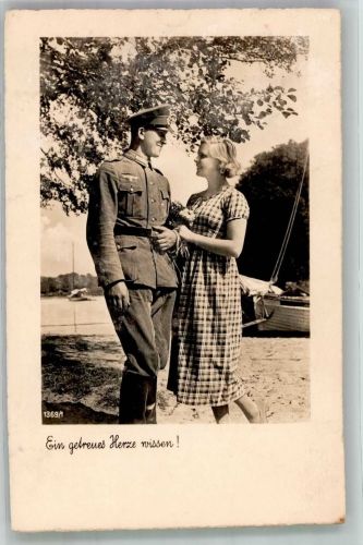Landser in Uniform mit seiner Liebsten am See PH 1369/1 Soldatenliebe WK II Foto AK