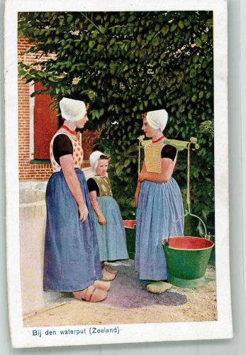 5411 Zeeland Foto AK Tracht Frauen beim Wasser hlen