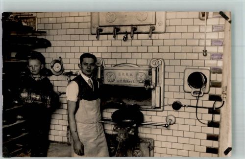 Lehrling am Backofen Bäcker 1929 Foto AK