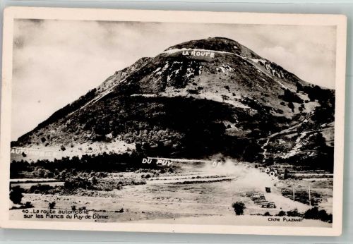 La route automobile sur les Flancs du Puy-de-Dome Berg