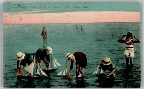 Kinder mit Spielzeugbooten Bademode 1922