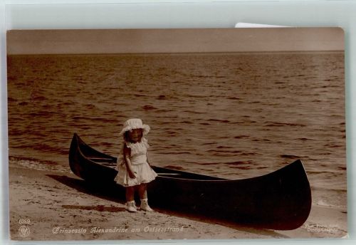 Die kindliche Prinzessin Alexandrine neben Kanu am Ostseestrand NPG 6289 Adel Preußen