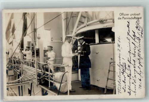 Offizier probiert Mannschaftskost auf einem Kriegsschiff der Kaiserlichen Marine Marine 1906