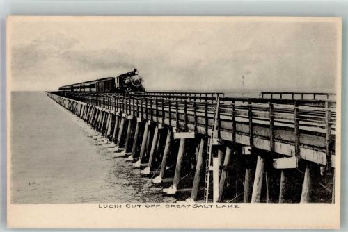Eisenbahn auf Brücke Lucin Cutoff über den Großen Salzsee USA Dampflokomotive