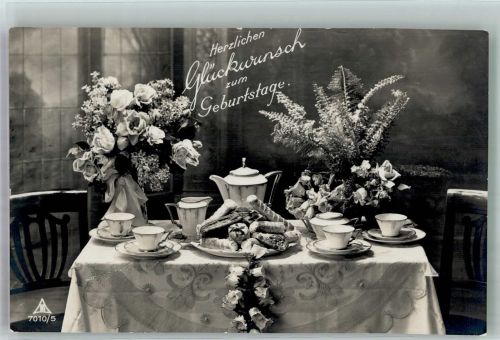 Gedeckter Kaffeetisch mit Rosenstrauß Porzellan und Kuchen PH 7010/5 Geburtstag 1933 Foto AK
