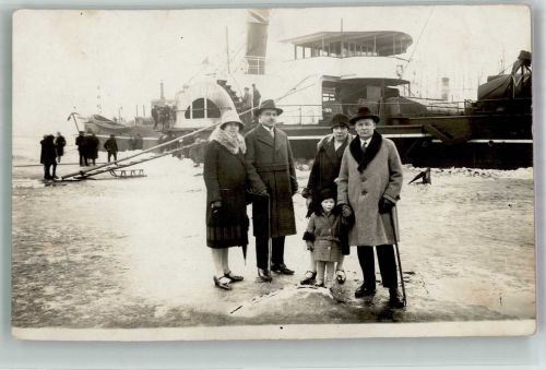 Elegante Herrschaften vor dem Raddampfer Lyon Binnenschiff Privatfoto AK
