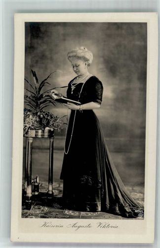 Die Kaiserin im eleganten schwarzen Kleid mit Perlenkette NPG 4095 Kaiserin Auguste Victoria