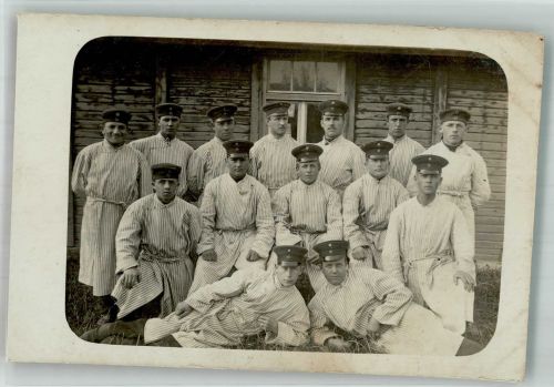 67366 W6721 Weingarten Pfalz Gebrauchsspuren Reserve Lazarett Männer Gruppenfoto Mütze Ort handschriftlich Foto AK