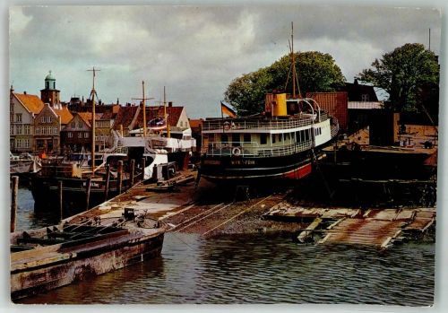 25813 W2250 Husum , Nordsee Foto AK Werften Schiffbrücke Schiff Boot Fahne Schwarz Rot Gold