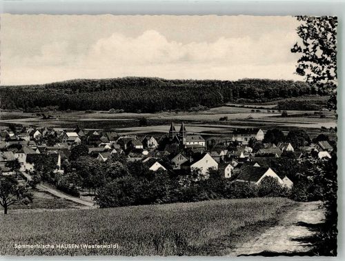 65620 W6251 Hausen , Westerw Foto AK Panorama des Ortes mit St. Laurentius Kirche Fotograf Heinz