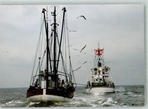 Seenotkreuzer mit Tochterboot zieht havarierten Fischkutter Fotograf Peter Neumann Seenotrettung Foto AK