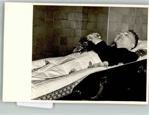 Der aufgebahrte Leichnam eines Mannes Friedhof Privatfoto AK