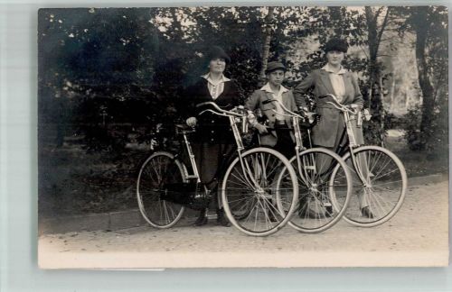 Drei stolze junge Leute mit ihren Rädern Fahrrad 1925 Privatfoto AK