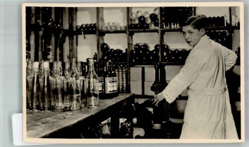 W8766 Großheubach Leimberg Junge bei der Arbeit in einer Flaschenabfüllanlage Wein 1933 Privatfoto AK