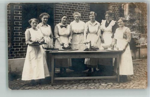 W4715 Ascheberg , Westf Gruppenaufnahme von Frauen in weißen Schürzen Ort lt. Stempel Dienstmädchen 1916 Privatfoto AK