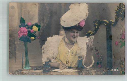 Elegante Frau beim verfassen eines Briefes Hutmode Rosen Tintenfass 1909