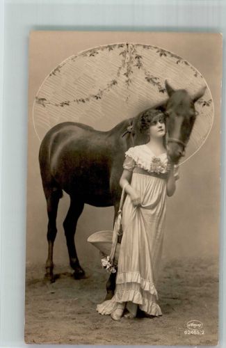 Junge Frau im leichten Sommerkleid mit ihrem Pferd Amag 62465/2 Pferd 1922
