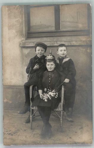 Mädchen mit Pickelhaube Kinder in Uniform 1916 Privatfoto AK