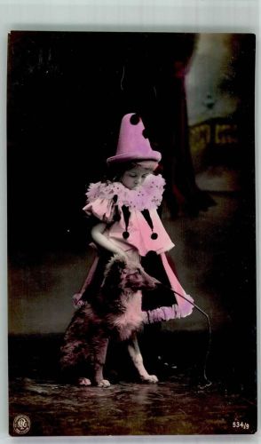 Kleines Mädchen im Harlekinkostüm mit Collie NPG 534/9 Clown 1906