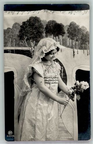 Junge Frau im weißen Kleid mit Spitzenschleier auf dem Kopf Serie 1227/3 Rotophot 1908