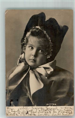 Portrait eines kleinen Mädchens in historischer Kleidung und einer großen Schleife am Kragen Mode 1902