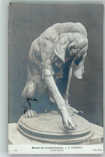 Paris Skulptur eines verletzten Hundes von Fremiet im Musee du Luxembourg Skulptur