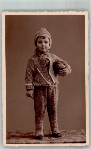 Kleines Kind in Winterkleidung mit Ball Mode Privatfoto AK