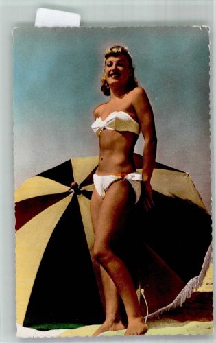 Junge Frau im Bikini mit Sonnenschirm Bademode Foto AK
