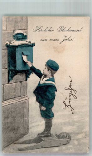 Kleiner Junge im Matrosenanzug wirft die Neujahrspost ein Briefkasten 1904
