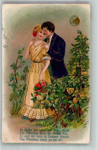 Verliebtes Paar zwischen Rosensträuchern im Mondschein Liebe Prägedruck