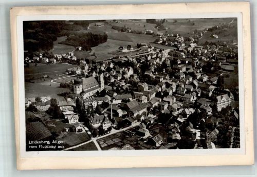 88161 W8998 Lindenberg i. Allgäu 1931 FOTO KEINE AK Fliegeraufnahme des Ortes mit Pfarrkirche St. Peter und Paul Original aufmontierte Verlagsmusterkarte