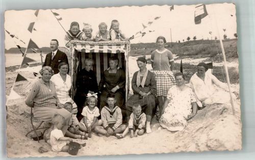 24340 W2330 Eckernförde Privatfoto AK Badegäste am Strand von Sandkrug Ort handschriftlich