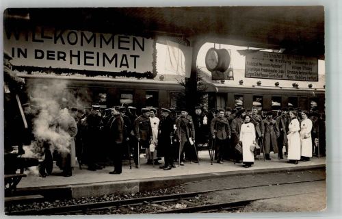 78462 W7750 Konstanz 1915 Foto AK Heimkehr deutscher Verwundeter aus franz. Gefangenschaft 1915 Bahnhof Konstanz Bahnsteig