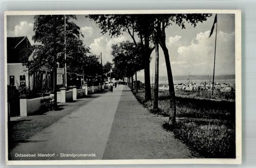 23669 W2408 Niendorf , Ostsee Foto AK Strandpromenade