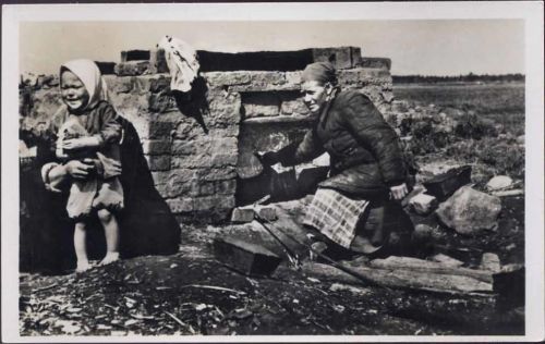 Feldbackofen auf den Trümmern. Frau und Kind. AKU2 Rund um die AK um 1940