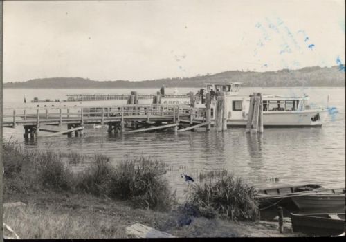 14476 O1501 Ferch 1973 - Ferch, Schiffsanlegestelle (shipping pier) -Haus am See-, Schiff (ship) -Berlin-,PGH Foto-Studio Potsdam
